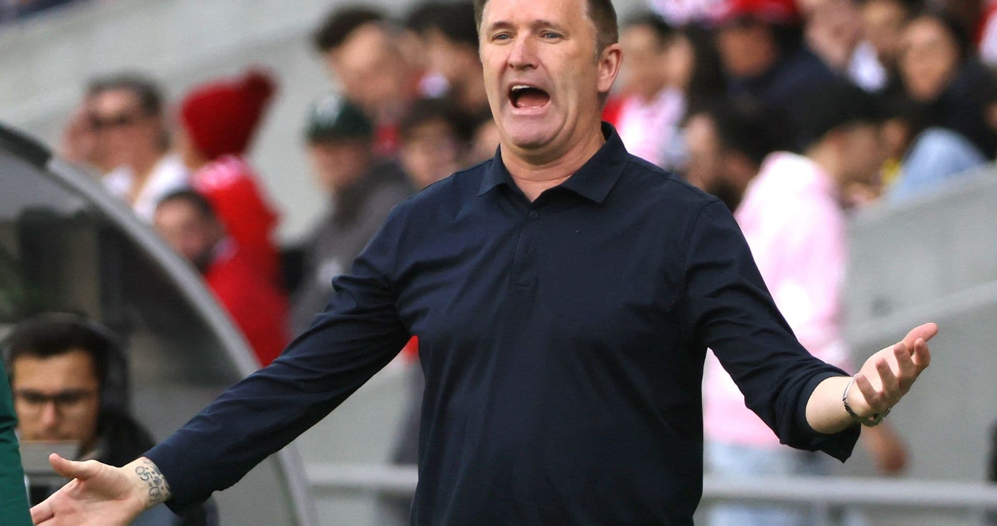 Entrenador gesticulando durante el partido