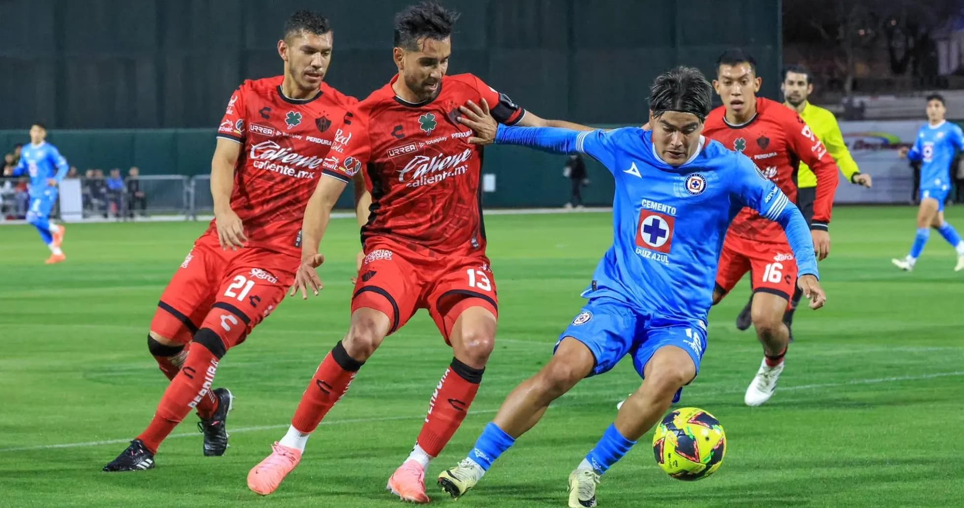 Cruz Azul enfrentando a Atlas en el campo