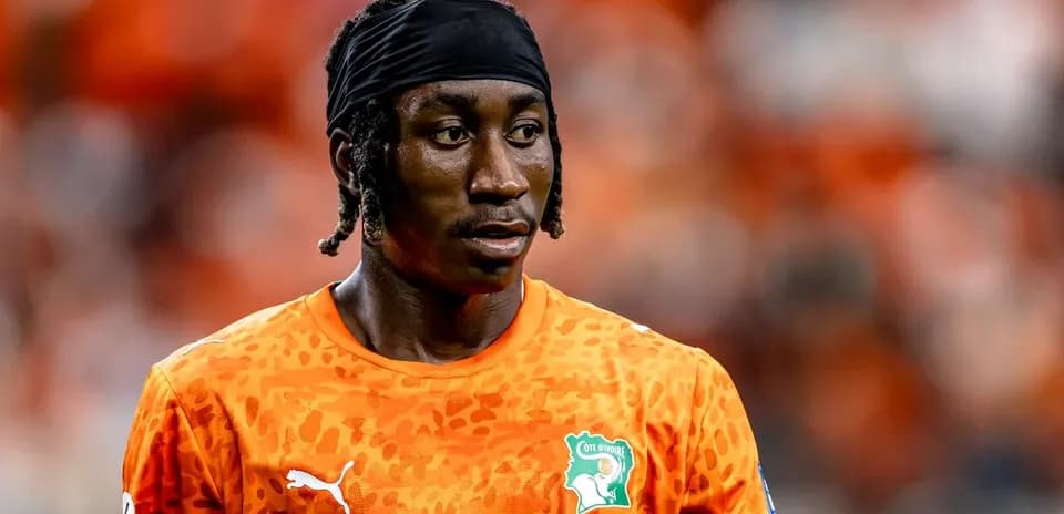 Jugador con camiseta naranja de Côte d'Ivoire en el campo