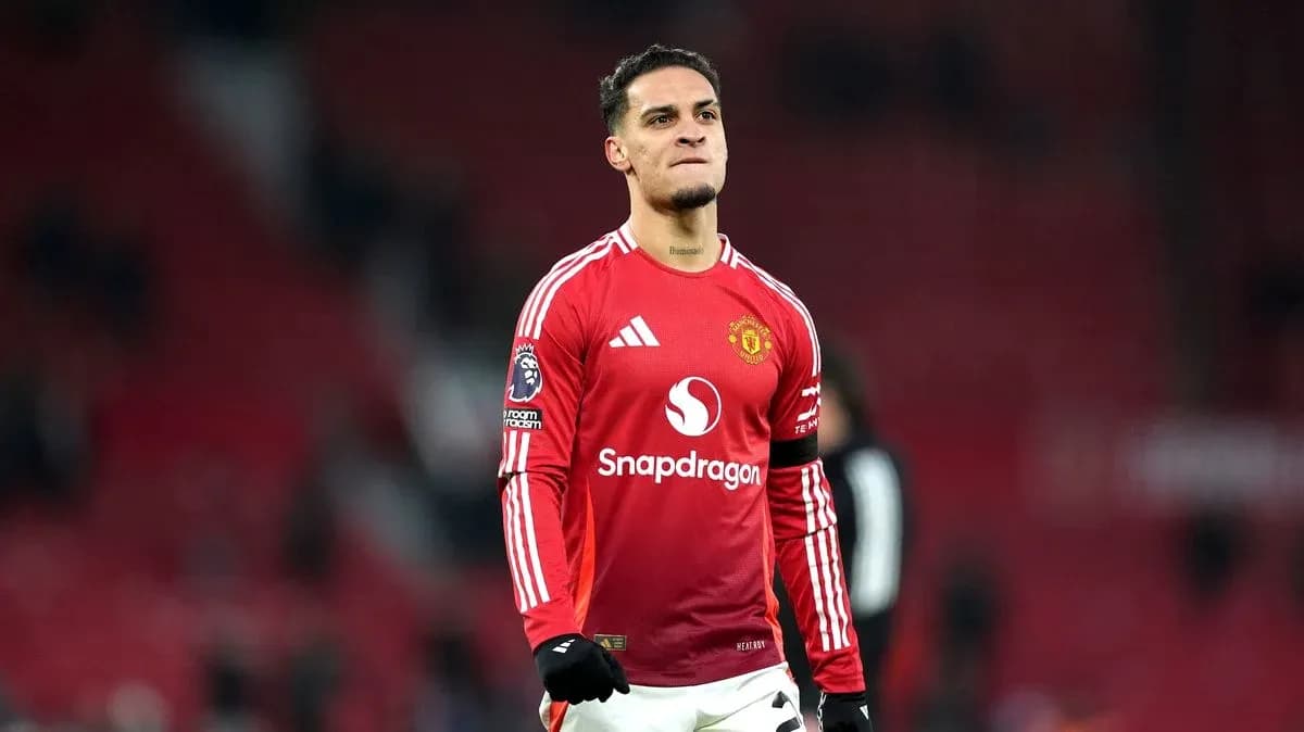 Jugador de Manchester United en camiseta roja