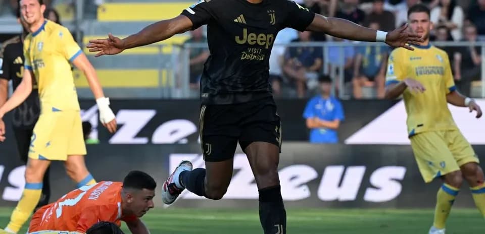 Jugador de Juventus celebra un gol contra Frosinone