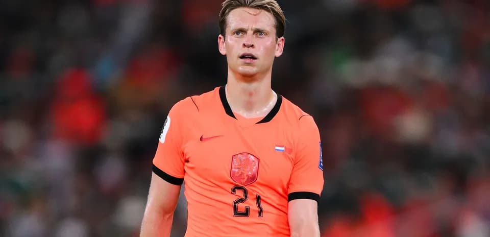 Jugador con camiseta naranja durante un partido de fútbol