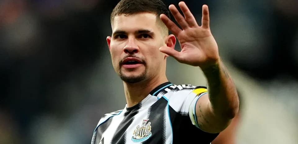 Jugador de Newcastle saludando al público