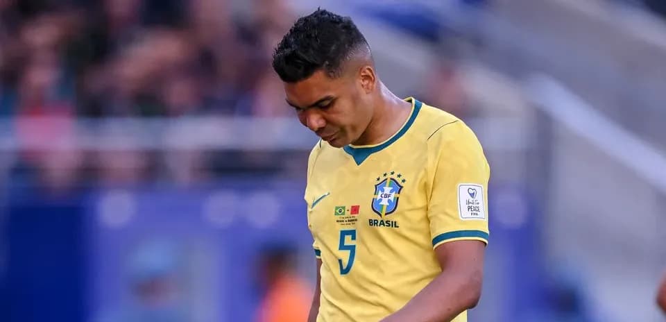 Jugador de Brasil caminando cabizbajo durante el partido