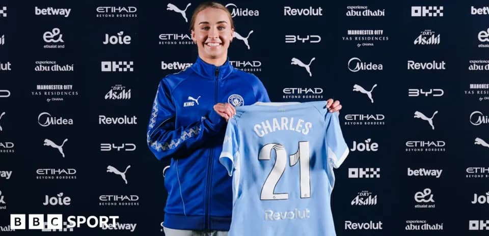 Jugadora presenta camiseta con nombre Charles en rueda de prensa