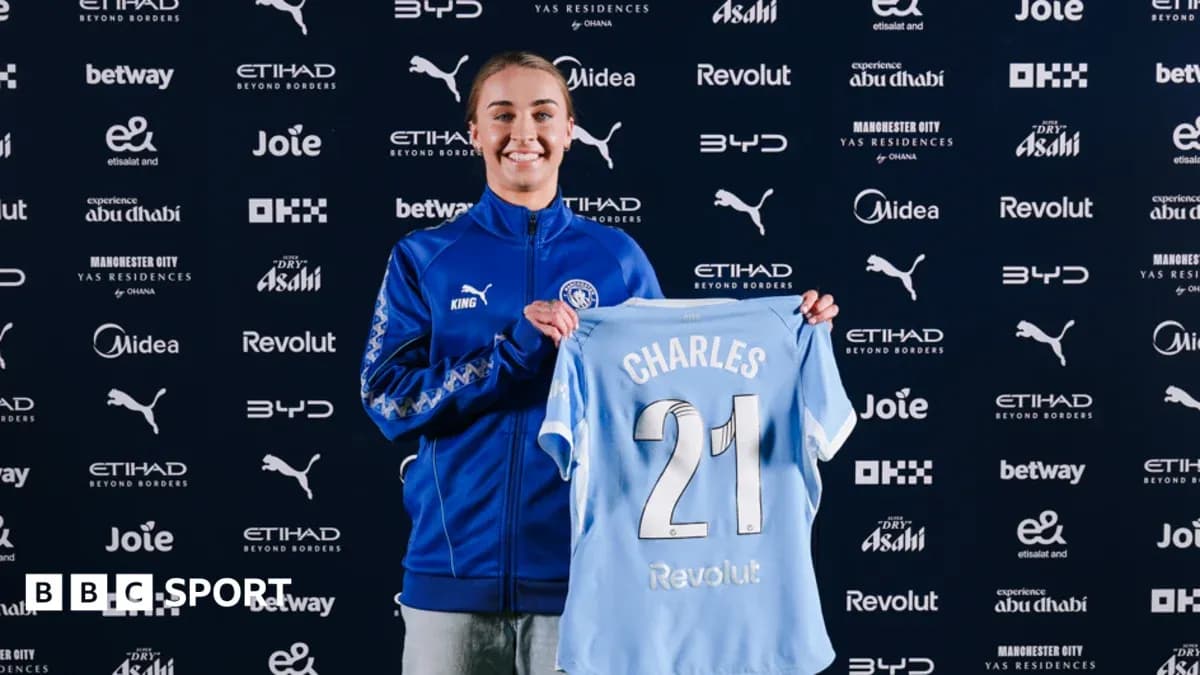 Jugadora presenta camiseta con nombre Charles en rueda de prensa