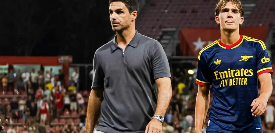 Entrenador y jugador de Arsenal caminando por el campo