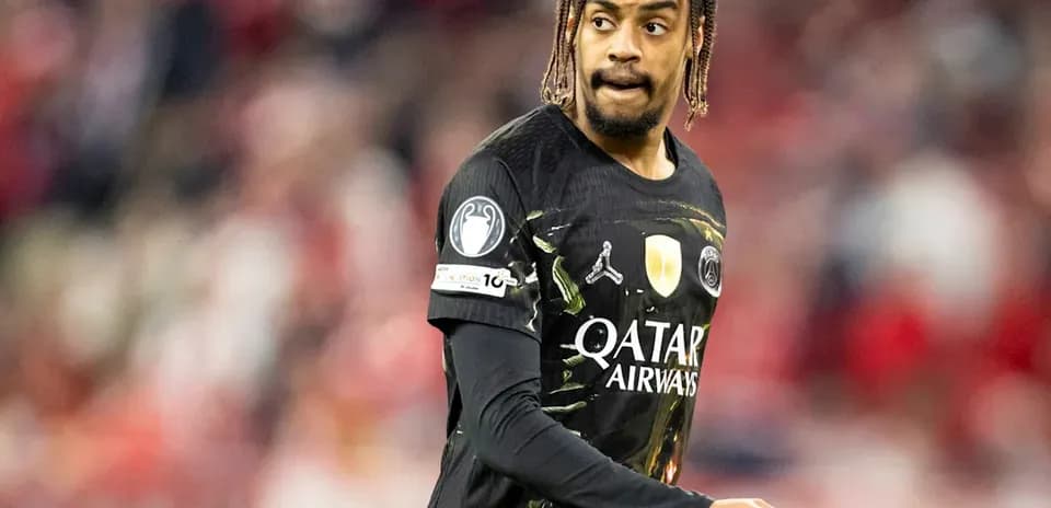 Jugador de fútbol con uniforme de PSG en acción