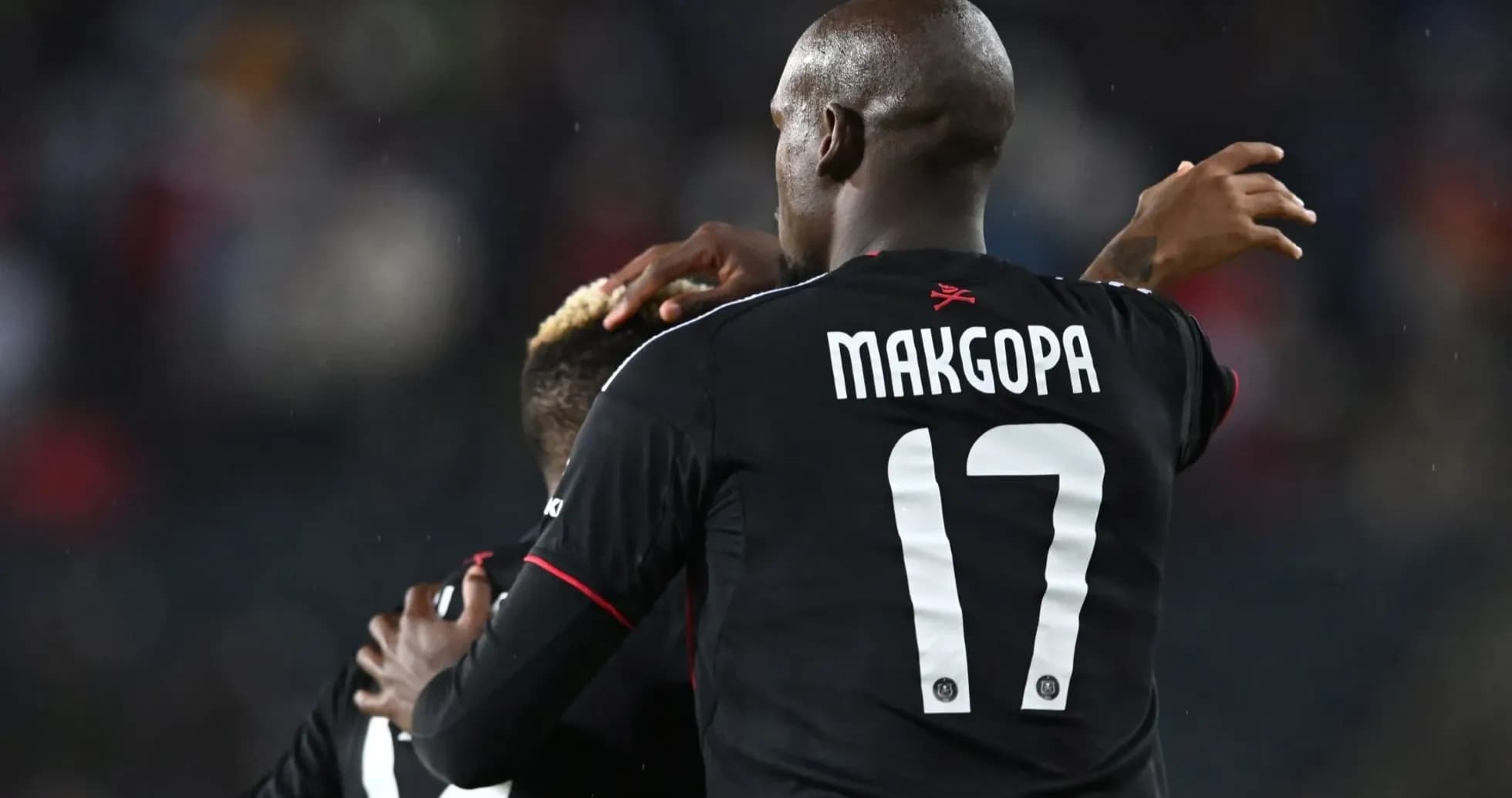 Jugadores celebrando en partido de fútbol