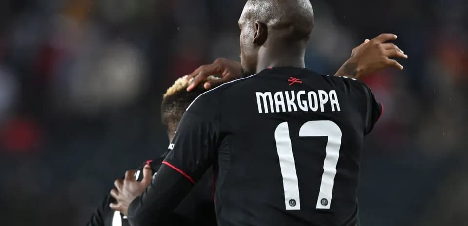 Jugadores celebrando en partido de fútbol