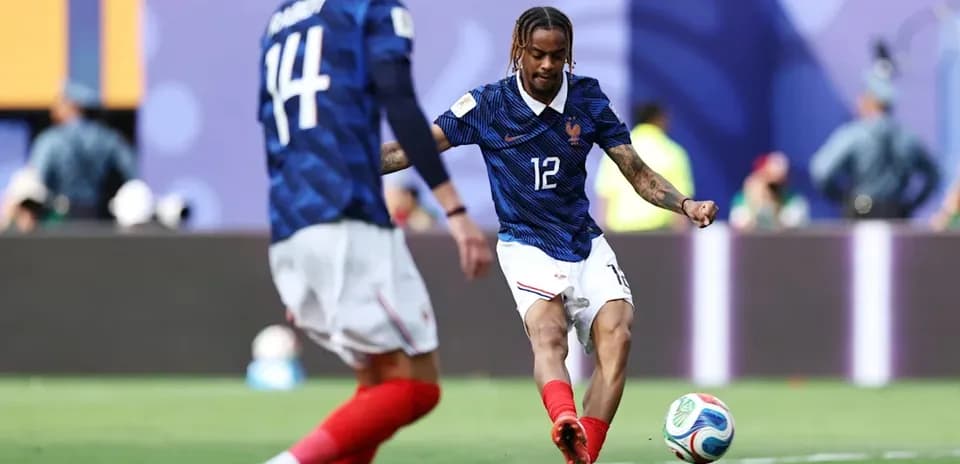 Jugador de Francia pateando el balón durante un partido
