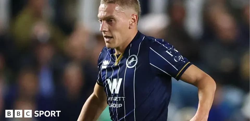 Jugador corriendo en partido con camiseta de Millwall