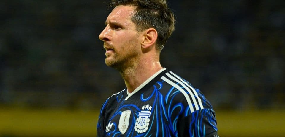 Jugador argentino con camiseta negra en el campo