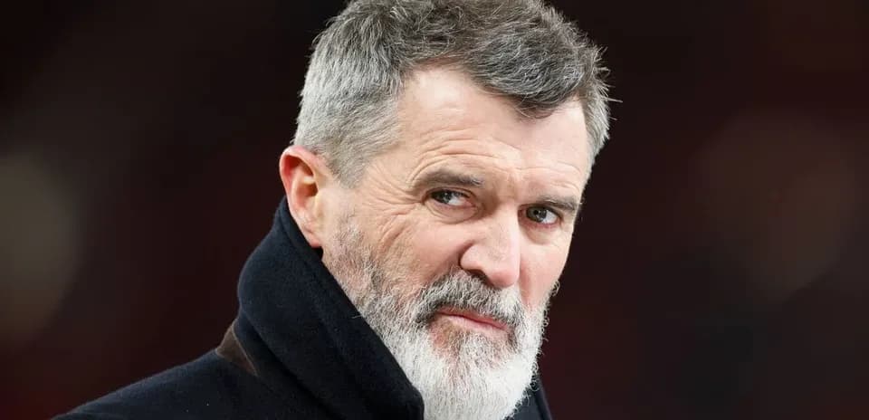 Hombre con barba y abrigo en un estadio