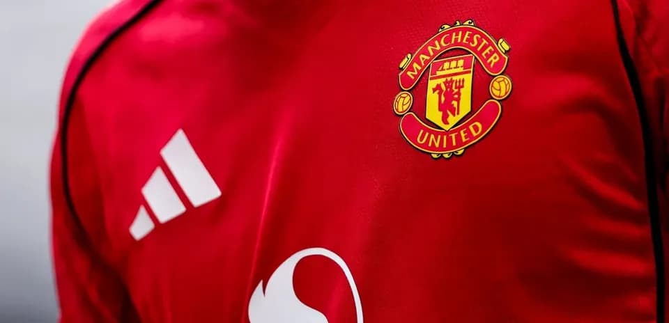 Camisa roja de Manchester United con logo visible
