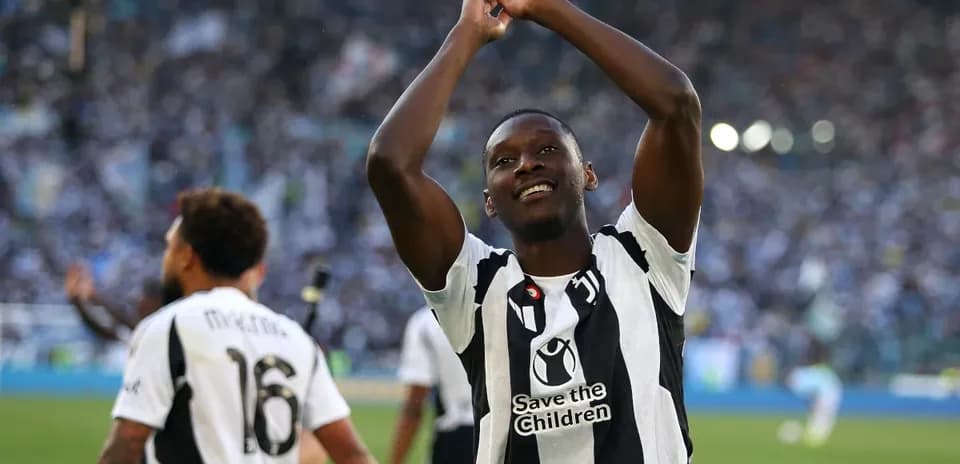 Jugador celebrando con el público en el estadio