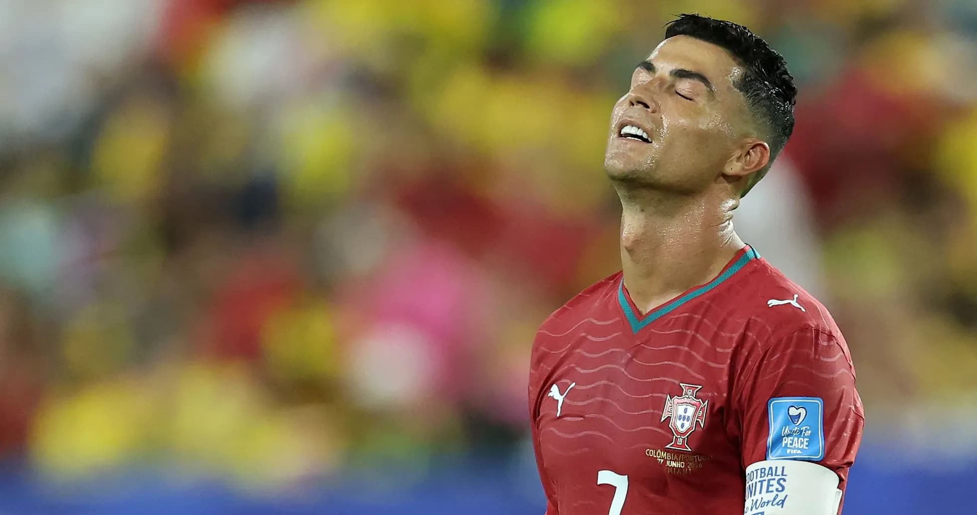 Jugador de Portugal con camiseta roja durante partido