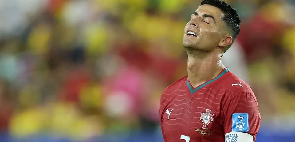 Jugador de Portugal con camiseta roja durante partido