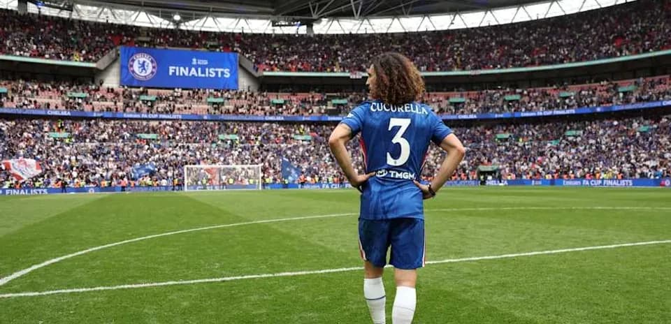Cucurella en el campo durante final de FA Cup