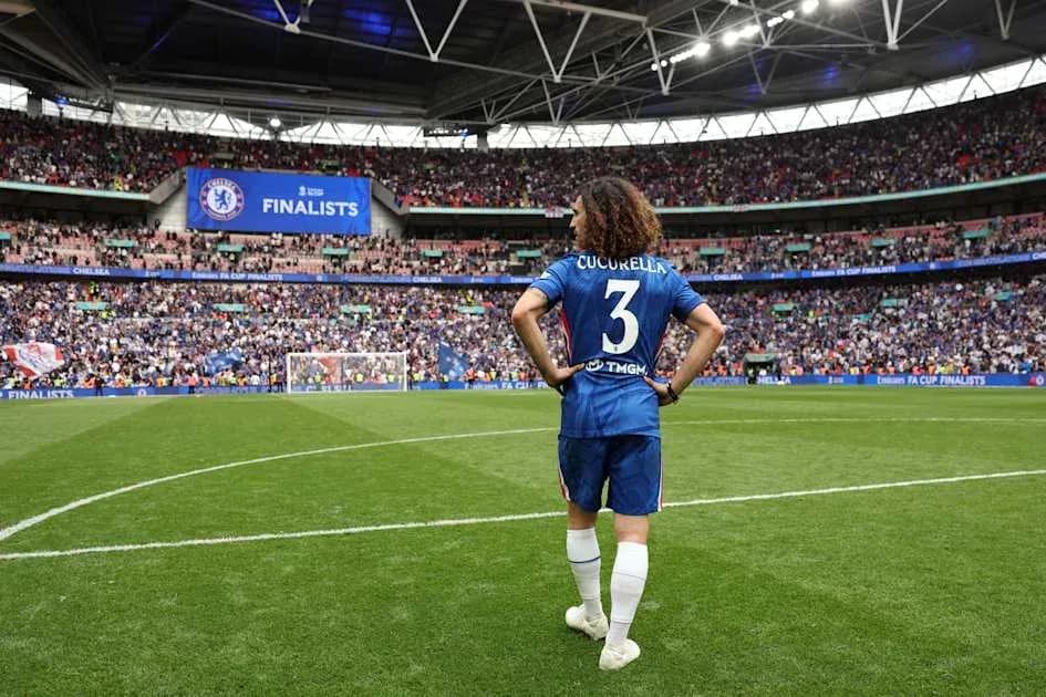 Cucurella en el campo durante final de FA Cup