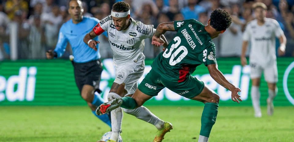 Jugador de Santos driblando a oponente durante partido