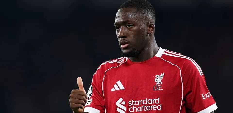Jugador de Liverpool haciendo un gesto de aprobación