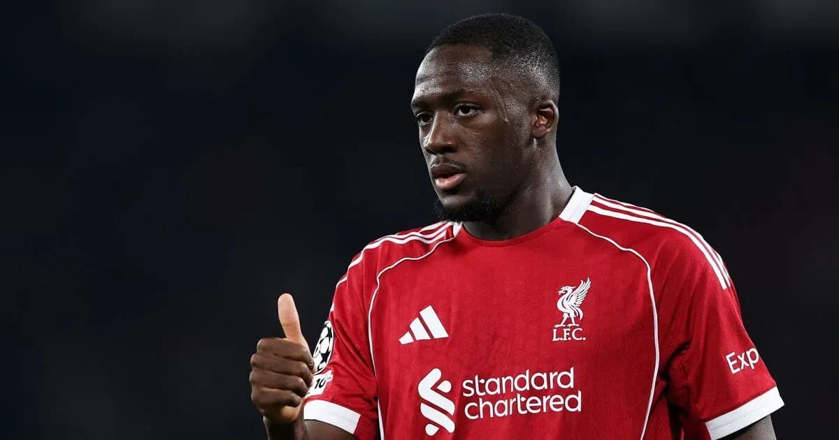 Jugador de Liverpool haciendo un gesto de aprobación