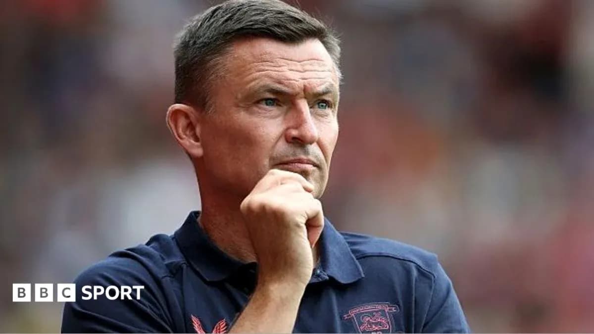 Entrenador observando el partido desde la línea lateral