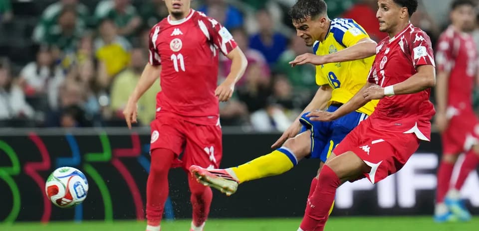 Jugadores de Suecia y Túnez en el partido