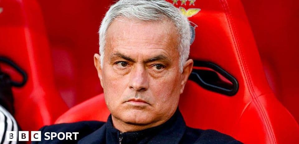 Entrenador sentado en el banquillo durante el partido