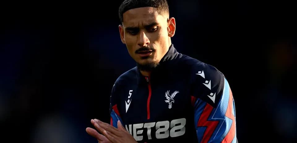 Jugador de Crystal Palace durante calentamiento en el campo