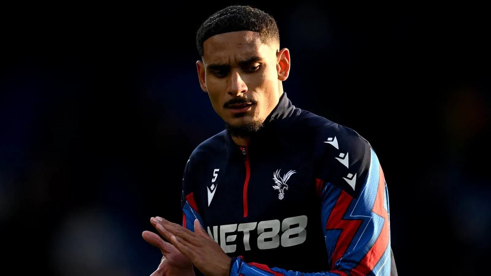 Jugador de Crystal Palace durante calentamiento en el campo