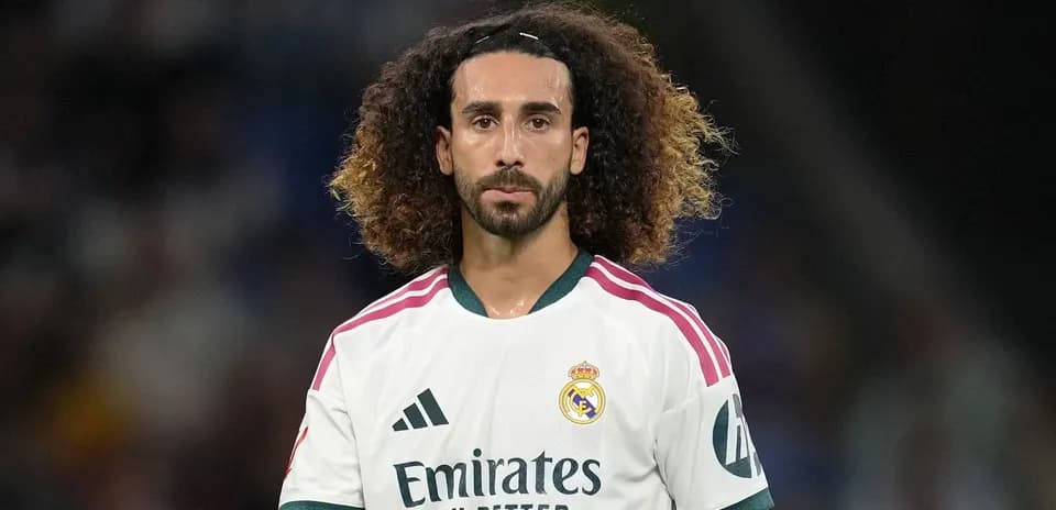Jugador de Real Madrid con cabello rizado en el campo
