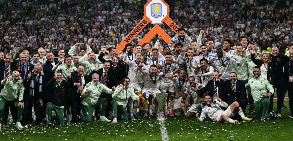 Equipo de Aston Villa celebrando el trofeo de campeones