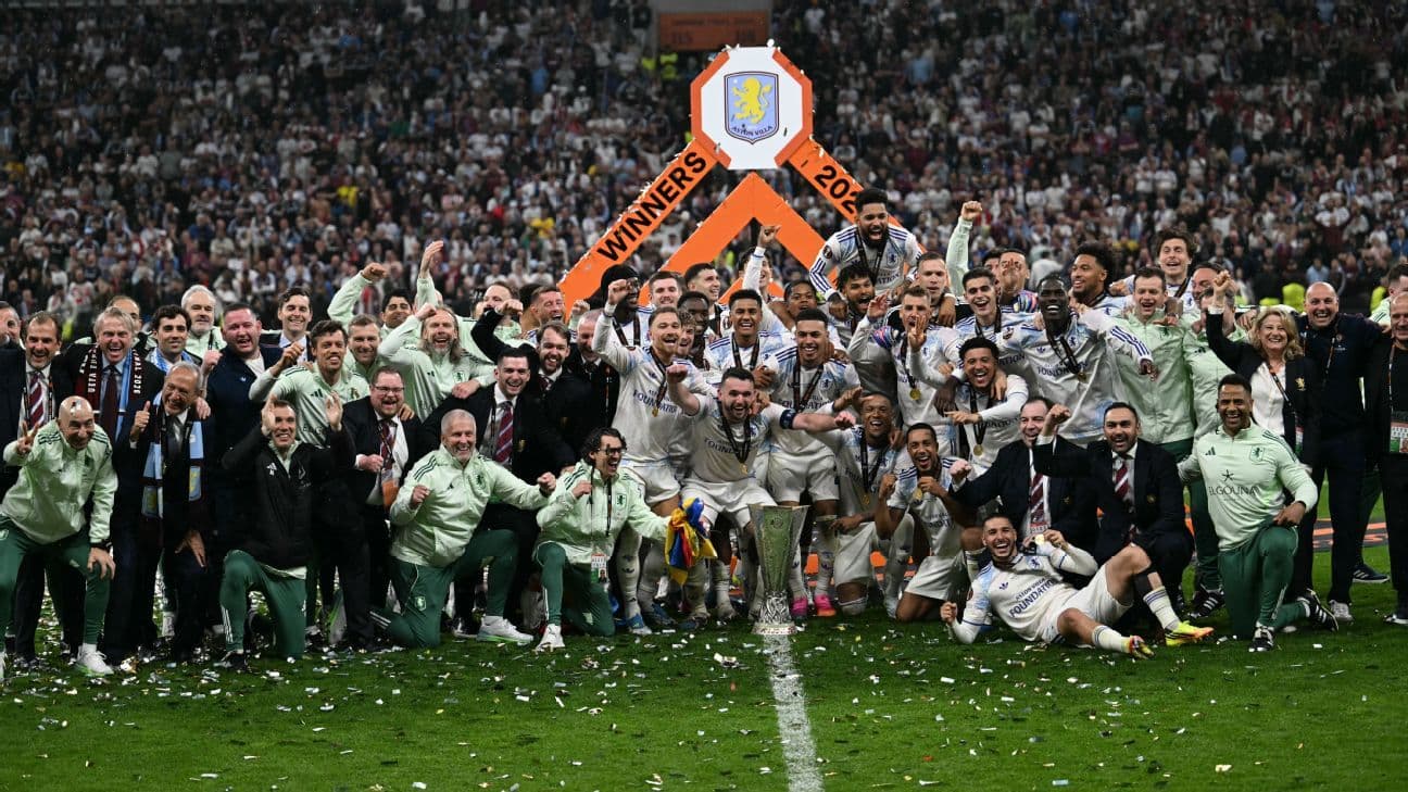 Equipo de Aston Villa celebrando el trofeo de campeones