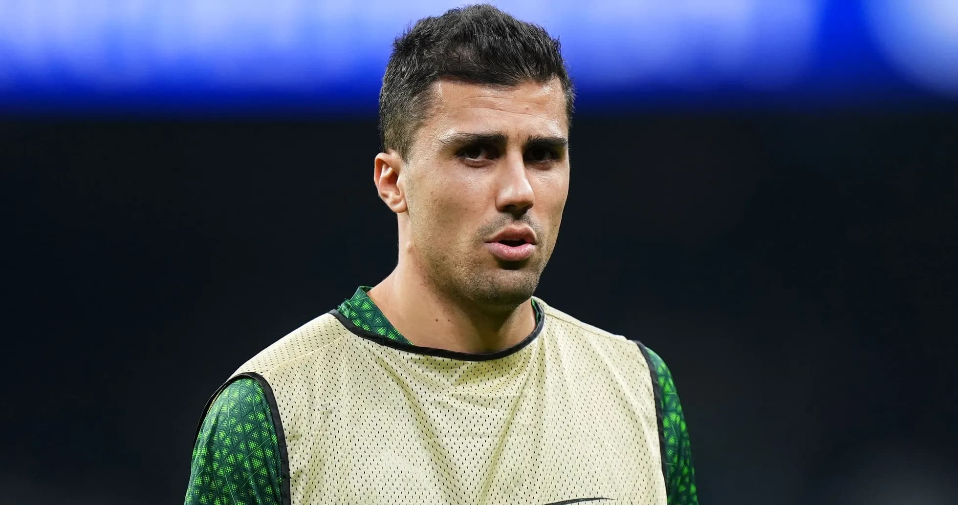 Jugador con camiseta de entrenamiento en el campo