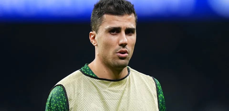 Jugador con camiseta de entrenamiento en el campo