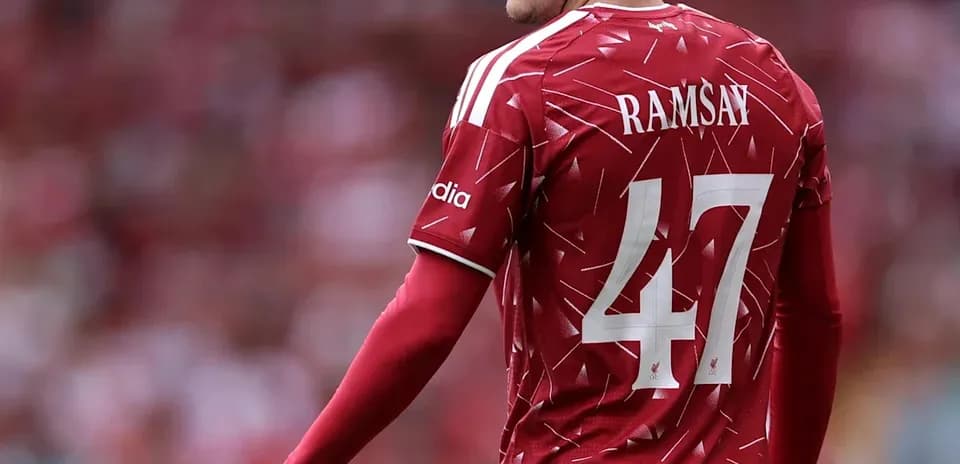 Jugador con camiseta roja de Liverpool en el campo