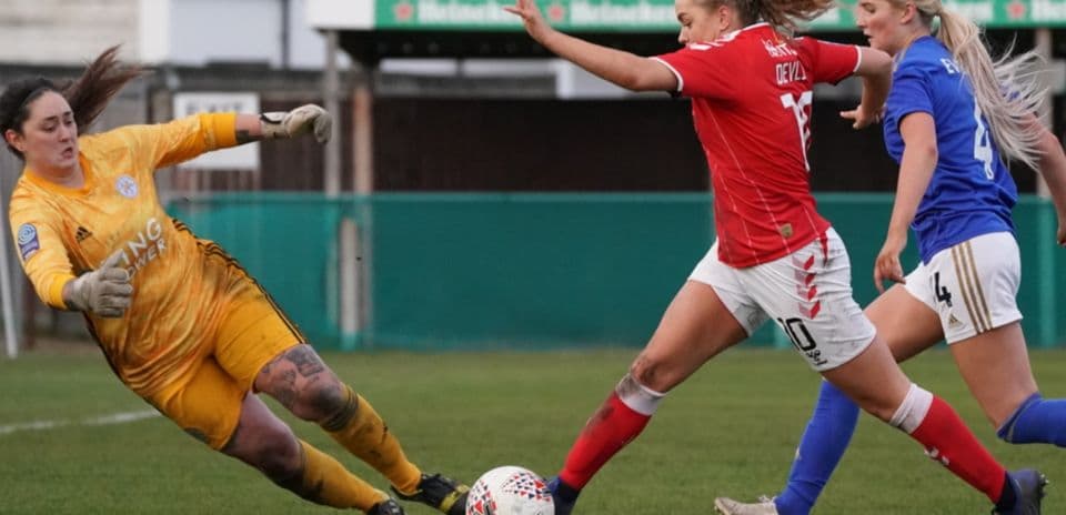 Charlton Athletic W atacando contra Leicester City WFC