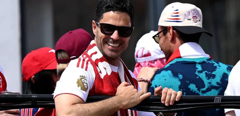 Hombre con gafas de sol y bufanda en celebración