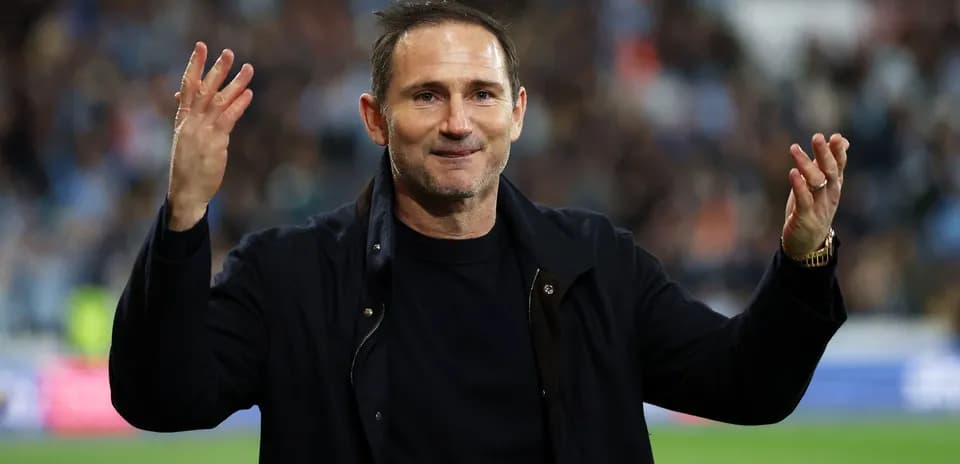 Entrenador saludando al público en el estadio