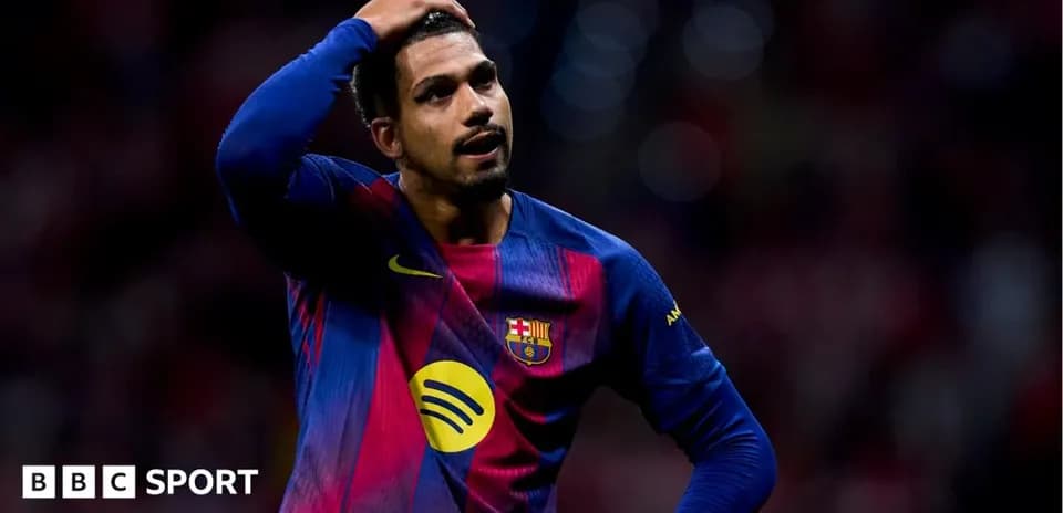 Jugador de Barcelona con expresión pensativa en el campo
