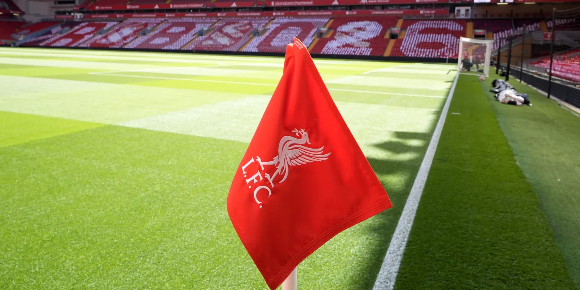 Esquina del campo con bandera de Liverpool FC