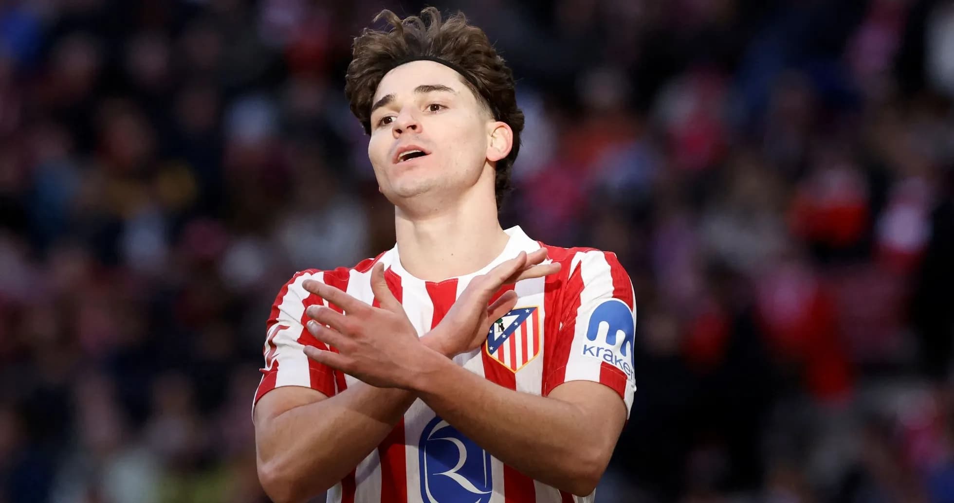 Jugador de Atlético de Madrid haciendo gesto en el campo