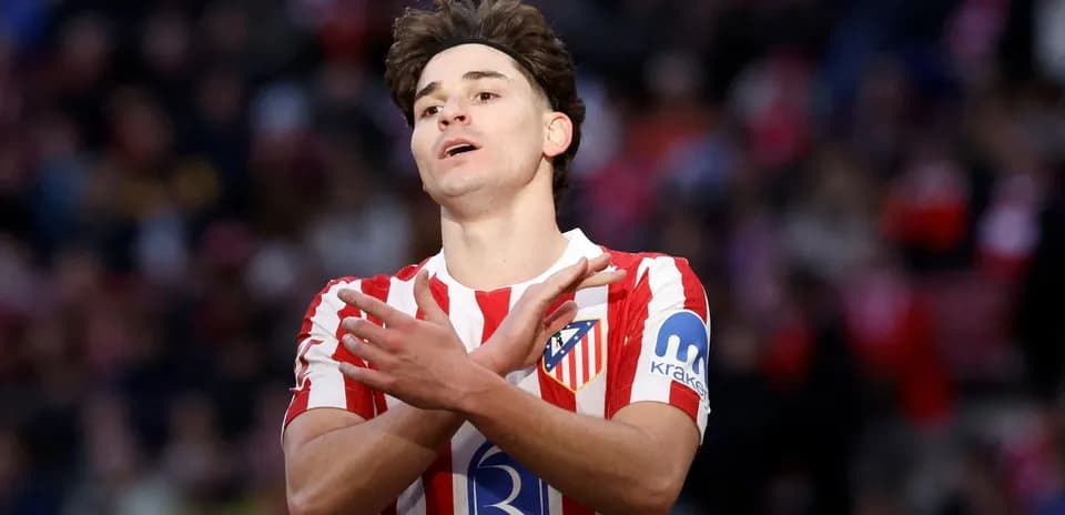 Jugador de Atlético de Madrid haciendo gesto en el campo