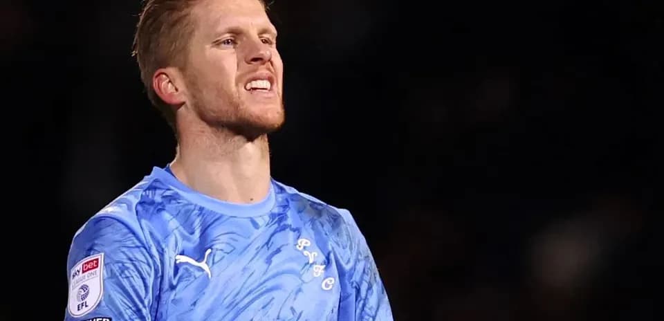 Portero con camiseta azul durante un partido