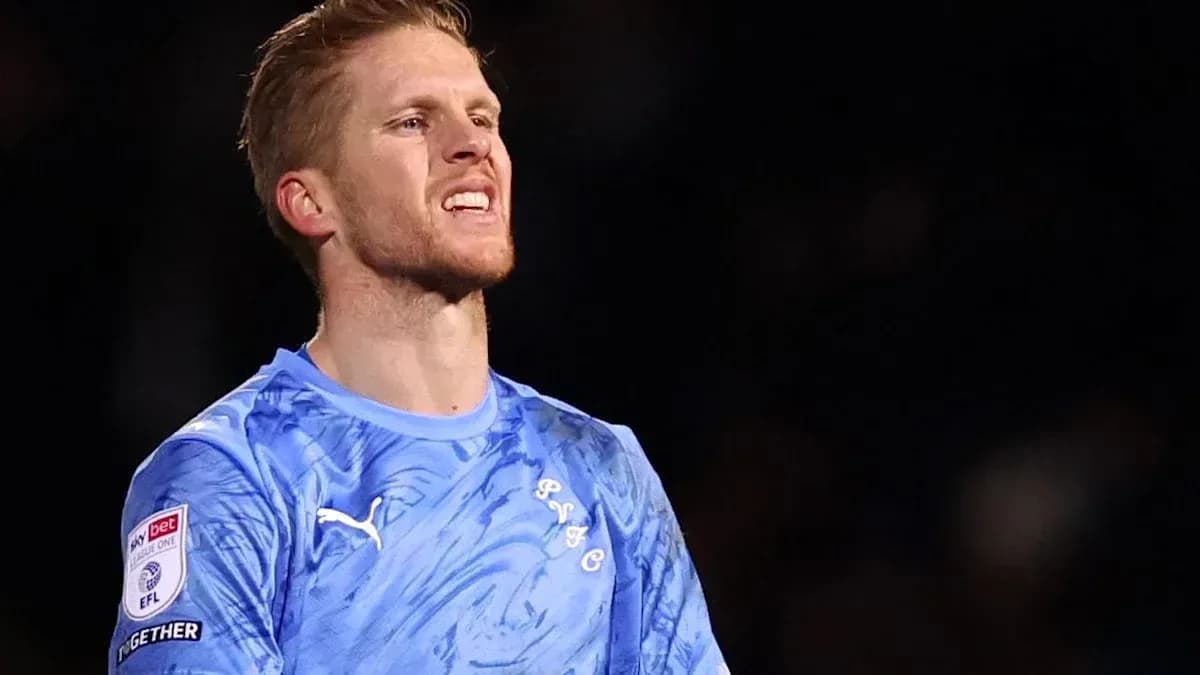 Portero con camiseta azul durante un partido