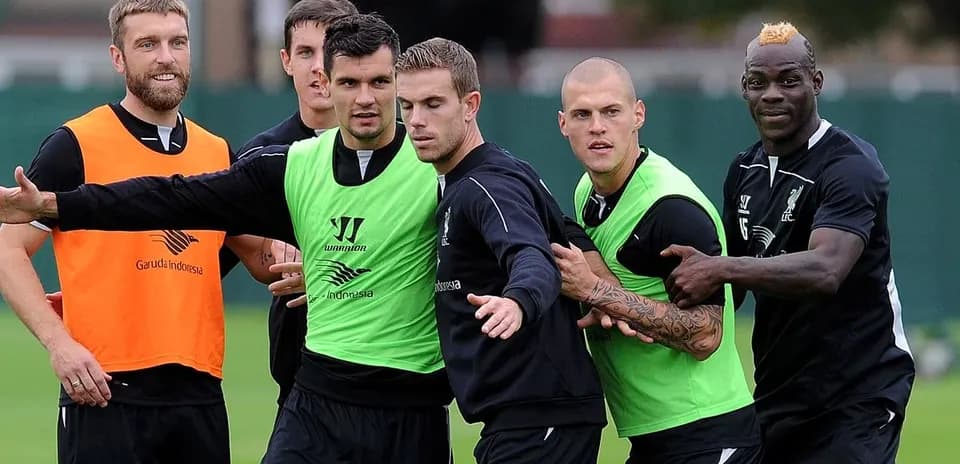 Jugadores de Liverpool entrenando en sesión grupal