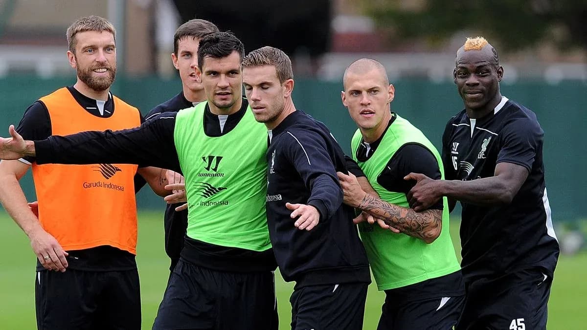 Jugadores de Liverpool entrenando en sesión grupal