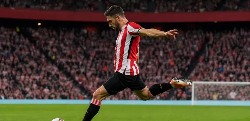 Jugador de Athletic Club ejecutando un tiro de esquina